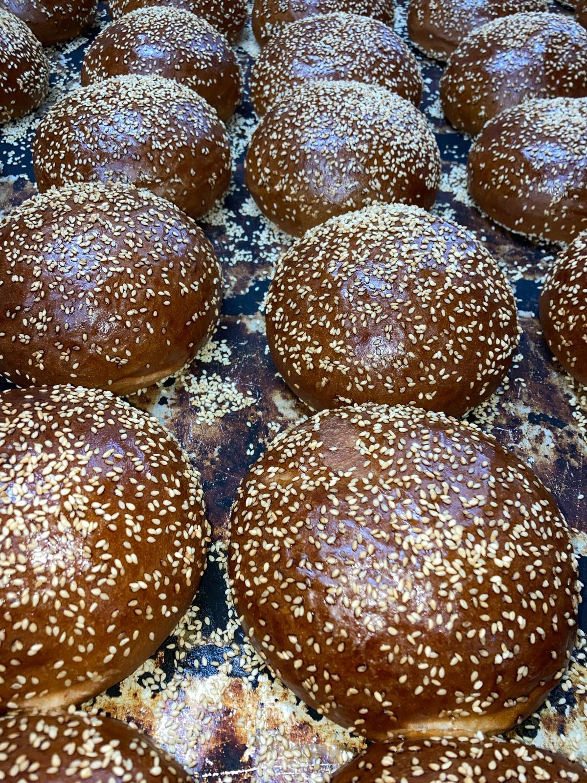 Taze susamlı brioche hamburger ekmekleri