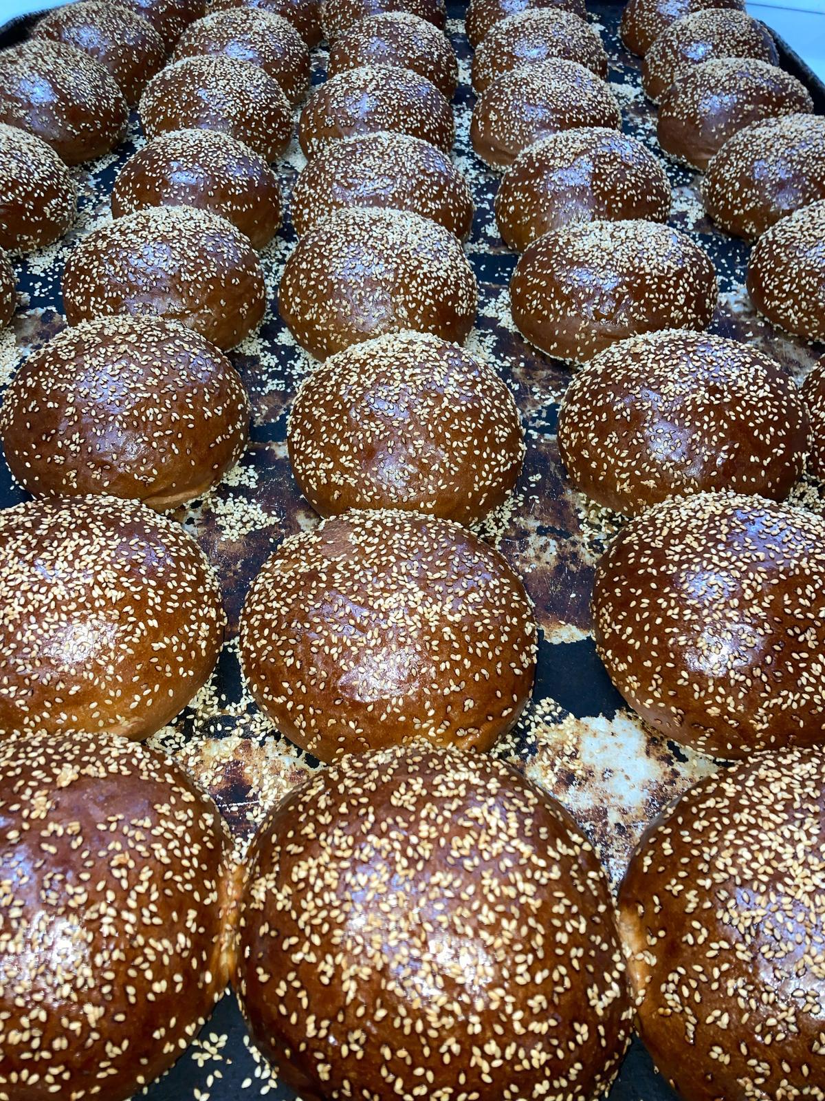 Taze fırından çıkmış susamlı brioche hamburger ekmekleri