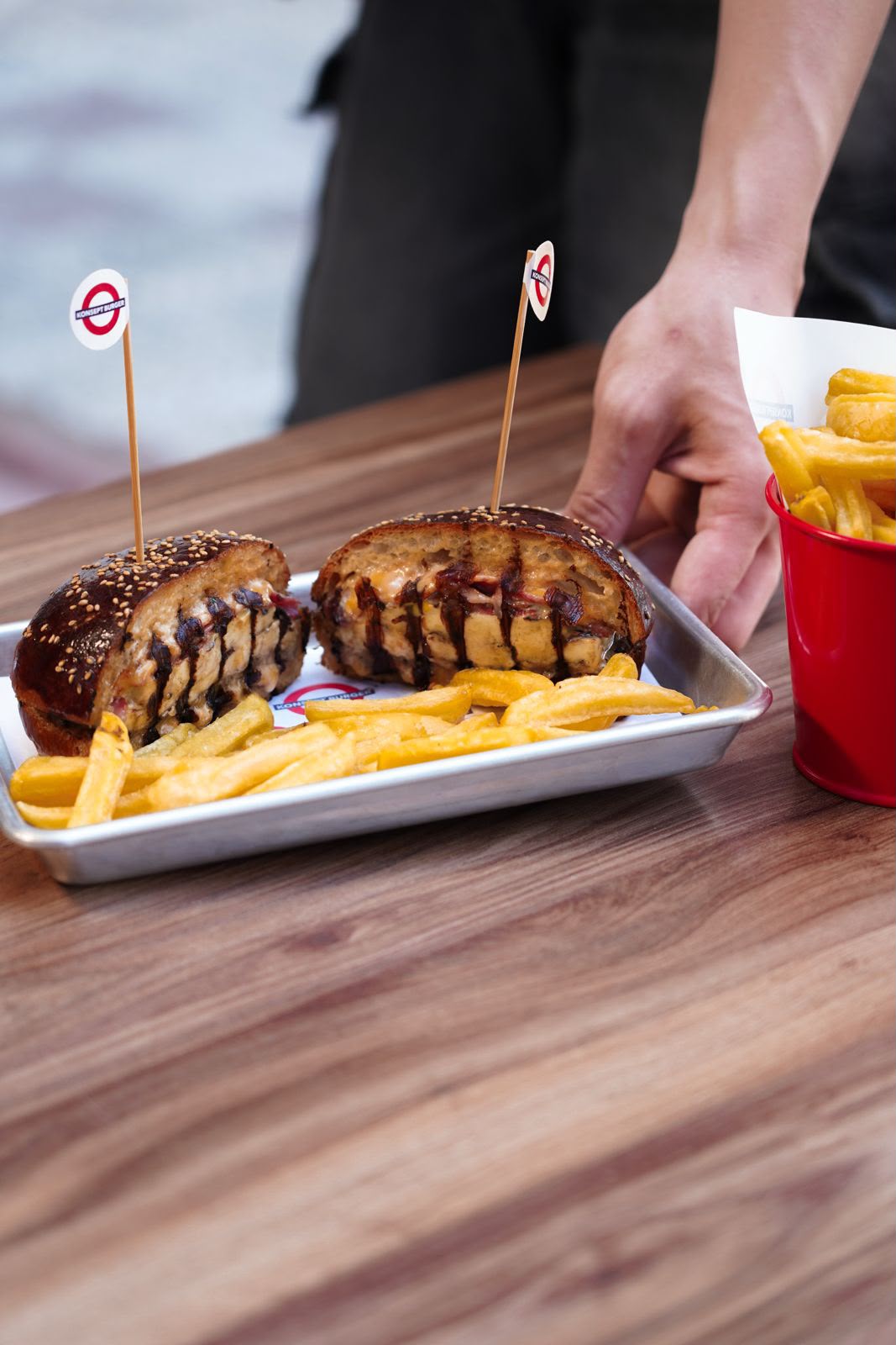 Izgara hellim peynirli butik burger sunumu