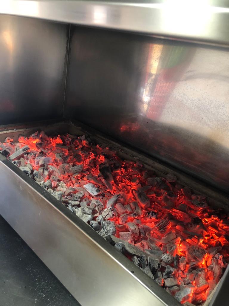 Meşe kömürü ızgarasında pişen steak köfteler